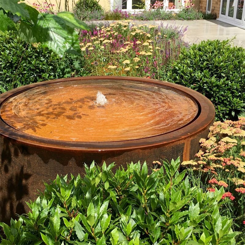 <h3>Western-Inspired Garden Fountain: Rusty Patina Water Feature</h3>
